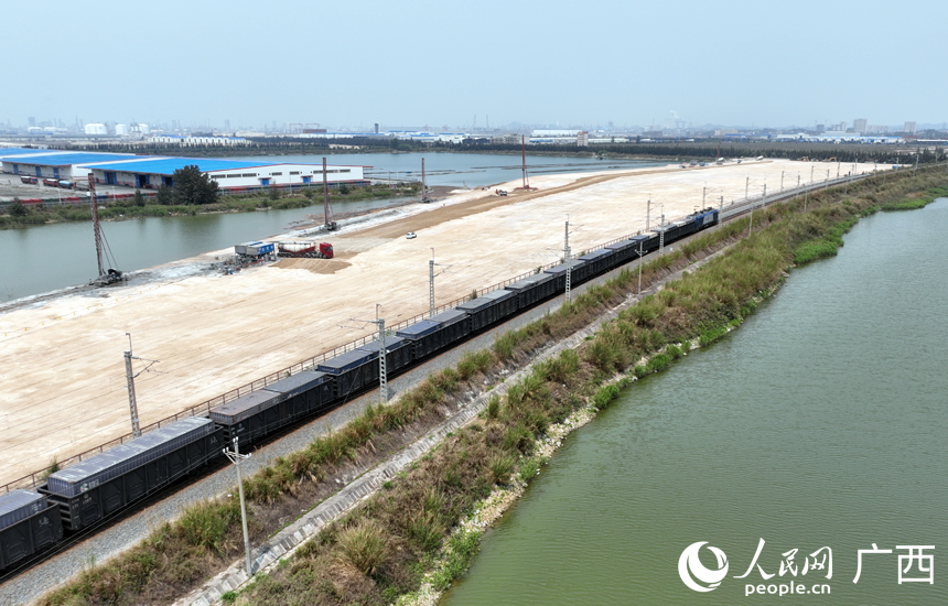 一趟滿載貨物的西部陸海新通道鐵海聯(lián)運班列，從廣西欽州港東站緩緩駛出。