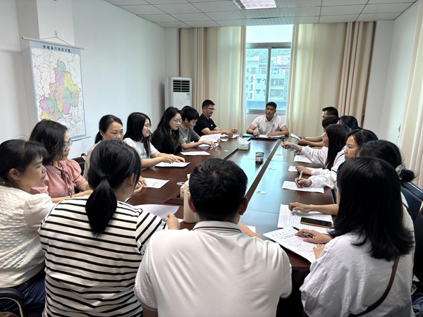 圖為化州市赴忻城支教隊伍貫徹學習干部隊伍管理相關(guān)文件