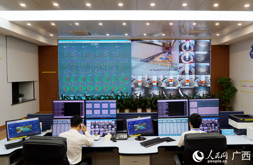 大藤峽水力發(fā)電廠中控室。人民網(wǎng)記者 陳燕攝