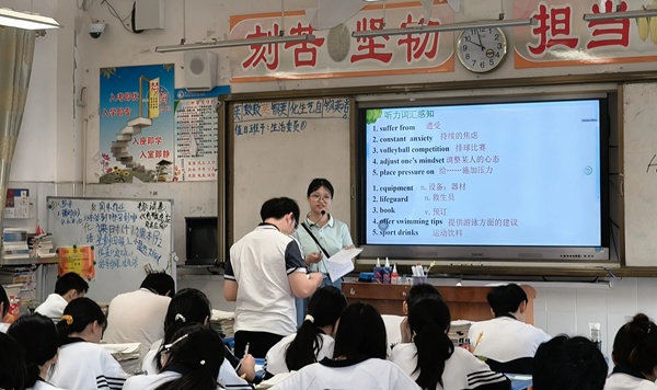 圖為高州三中各學(xué)科骨干教師通過示范課開展深度教研