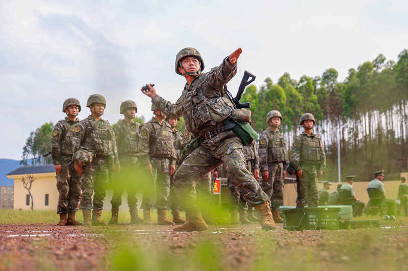 官兵進(jìn)行防爆彈投擲訓(xùn)練。韓垚翔攝