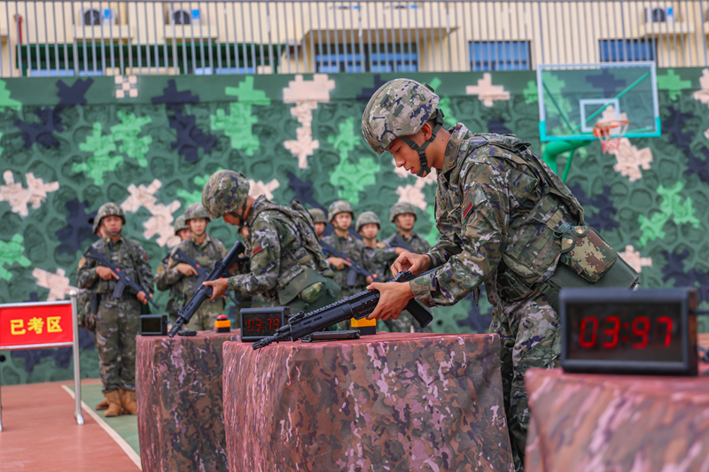 官兵進(jìn)行武器分解結(jié)合考核。林道磊攝
