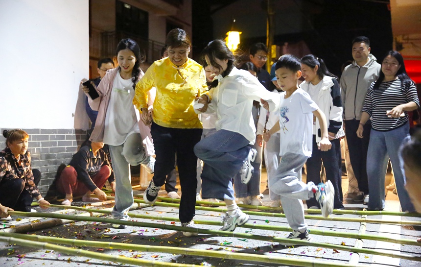 校地雙方在抱財(cái)丘青年文娛活動(dòng)中激情互動(dòng)