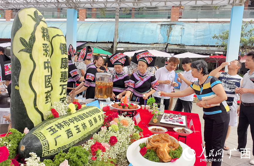 中醫(yī)藥膳食試吃。人民網(wǎng) 付華周攝