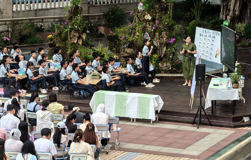 勞動教師饒雨鳳帶領(lǐng)學(xué)生以戶外校園花境為媒介，將勞動技能與藝術(shù)創(chuàng)作相結(jié)合，完成了課程的學(xué)習(xí)，習(xí)得了技能。2