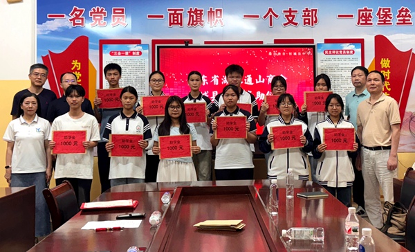 圖為助學(xué)金發(fā)放儀式后商會(huì)代表與學(xué)生們合影