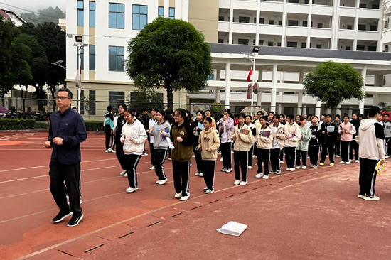 深圳市光明區(qū)教育幫扶團(tuán)隊(duì)領(lǐng)隊(duì)、田林縣初級(jí)中學(xué)校長(zhǎng)黃慶通帶領(lǐng)學(xué)生跑操。田林縣初級(jí)中學(xué)供圖