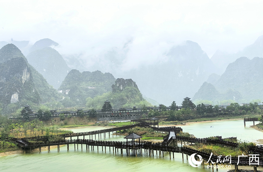 雨中浩坤村。人民網(wǎng) 付華周攝