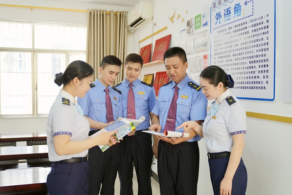 國際列車乘務(wù)員在車間外語角學(xué)習(xí)越南語。曹爍攝