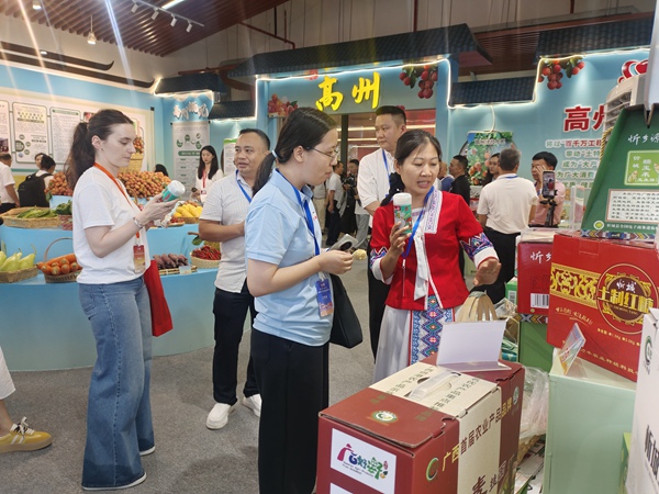 圖為供應(yīng)商在荔枝博覽會上推薦忻城農(nóng)特產(chǎn)品