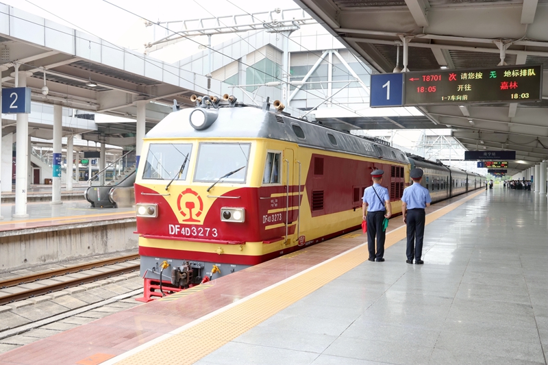 T8701次中越國際旅客列車從南寧站發(fā)車。林鶴攝
