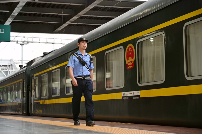 車輛乘務長在南寧站站臺對中越國際旅客列車始發(fā)前進行一次例行檢查作業(yè)。廖炳達 攝.jpg