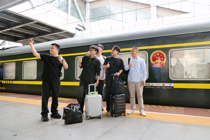 旅客與中越國際旅客列車合影。楊羨樹攝