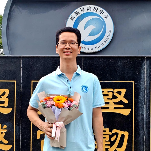 圖為黃如華老師在支教的忻城縣高級(jí)中學(xué)留影