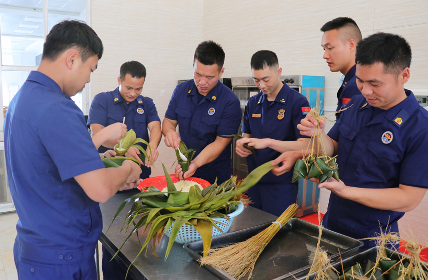 凌云縣消防救援大隊(duì)組織消防救援人員一起包粽子