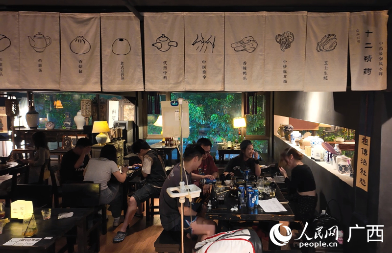 一家新潮中醫(yī)館里，年輕人體驗(yàn)特色食療。人民網(wǎng) 雷琦竣攝