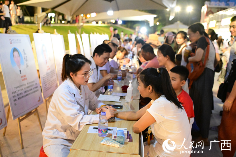 中醫(yī)夜市中，市民排隊(duì)體驗(yàn)診療服務(wù)。人民網(wǎng) 雷琦竣攝
