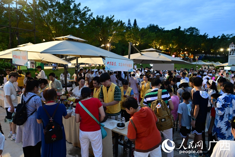 爆火的中醫(yī)夜市。人民網(wǎng) 雷琦竣攝