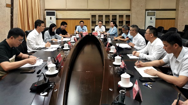圖為在粵桂協(xié)作干部人才座談會上，謝高鵬聽取援派干部人才的工作生活情況