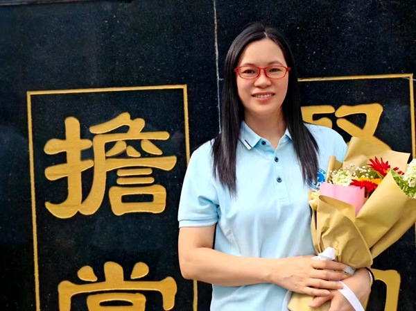 圖為李春蓉老師在其支教的忻城縣高級(jí)中學(xué)留影