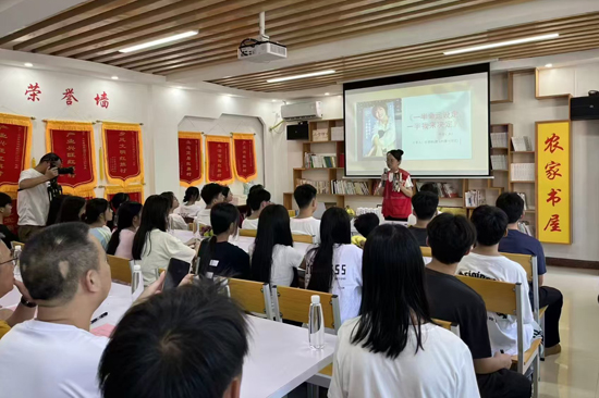 腰馬村第一書記農(nóng)艷艷開展讀書分享活動。羅希海攝