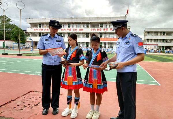 民警向?qū)W生發(fā)放反詐宣傳單。江平邊境派出所供圖