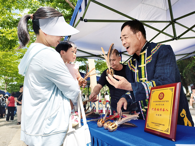 非遺代表性項(xiàng)目壯族香火球展示。記者宋延康攝