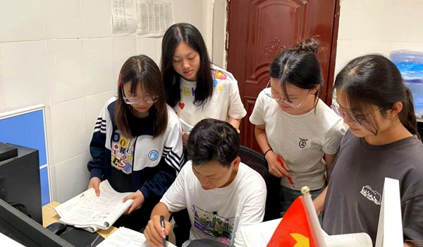 圖為黃炳強(qiáng)老師為學(xué)生們解答疑難問(wèn)題