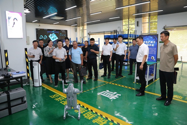 與會代表參觀智慧物流數(shù)字化實訓基地。凌建攝