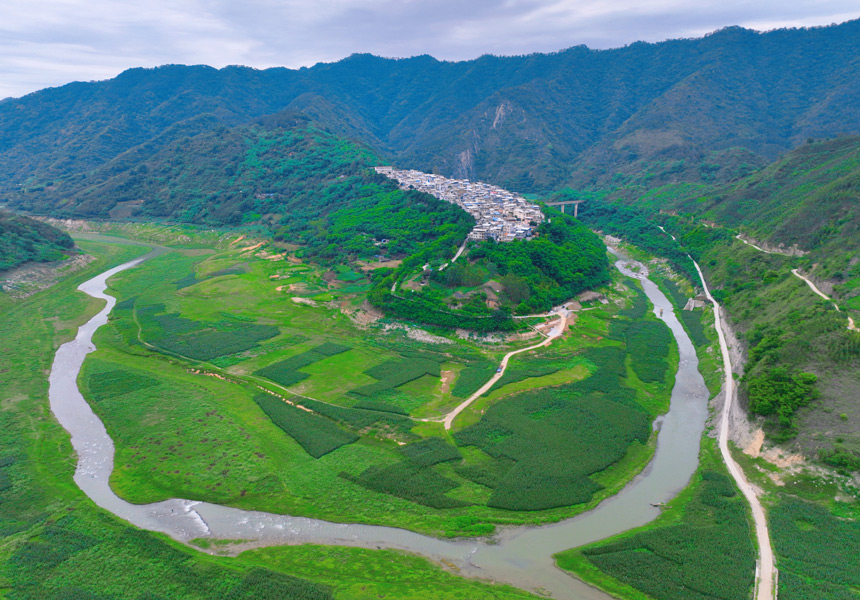 碧綠原野猶如一幅美麗畫(huà)卷。王東晨攝