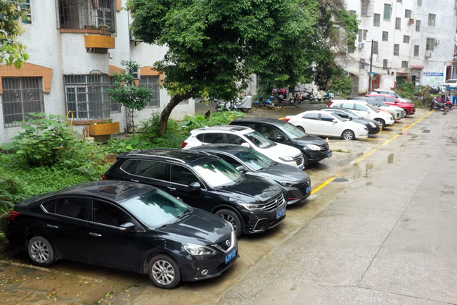 靈峰藥業(yè)小區(qū)改造后停車更加規(guī)范有序。藍淑嫻攝