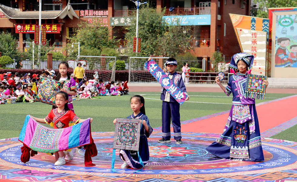 同學(xué)們身著絢麗多彩的民族服飾走秀