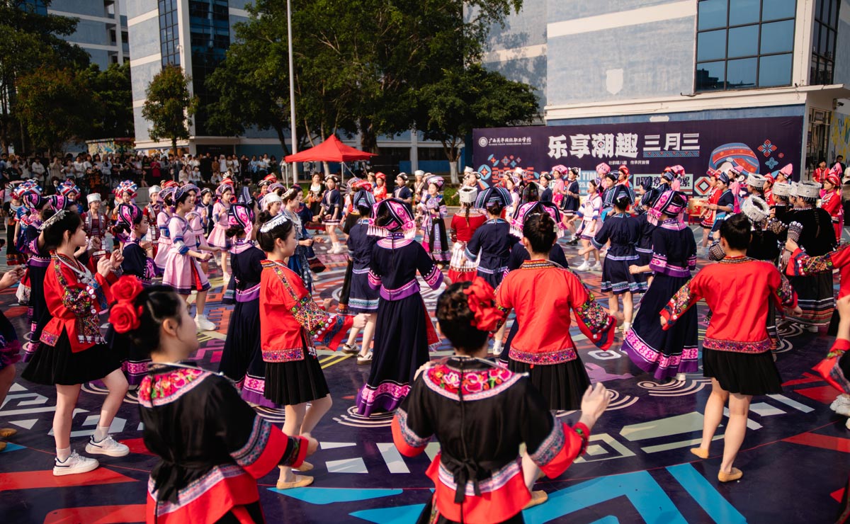 百人同跳民族舞