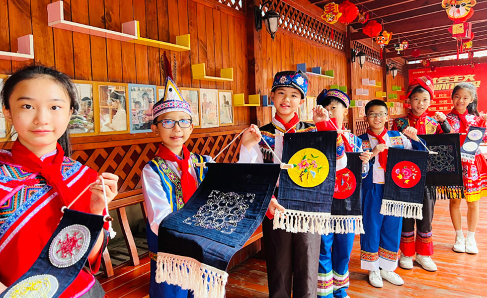 同學(xué)們進(jìn)行苗繡作品展示