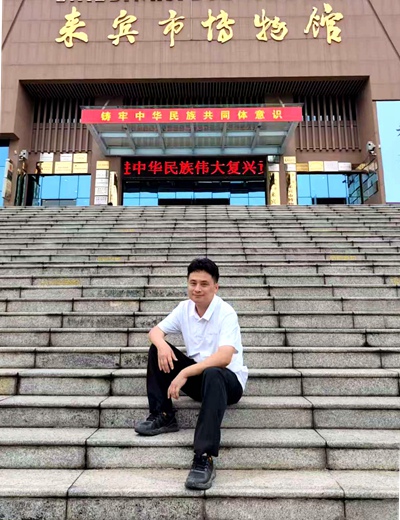 圖為吳茂紅在來賓市博物館參觀學(xué)習(xí)時留影