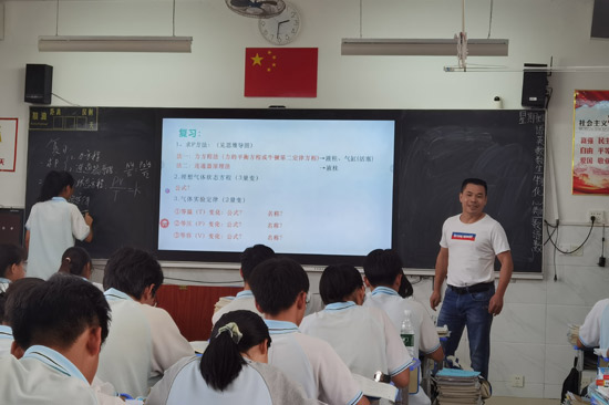 姚壽良在上課。田林縣教育局供圖