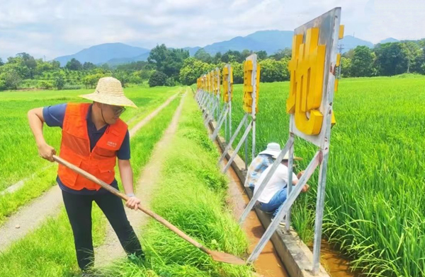 平安工作人員協(xié)助農(nóng)戶加固清渠。平安產(chǎn)險(xiǎn)廣西分公司供圖