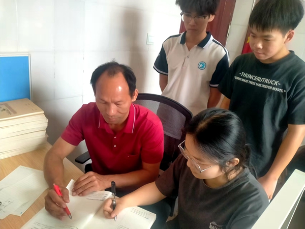 圖為黎中賢老師在輔導學生