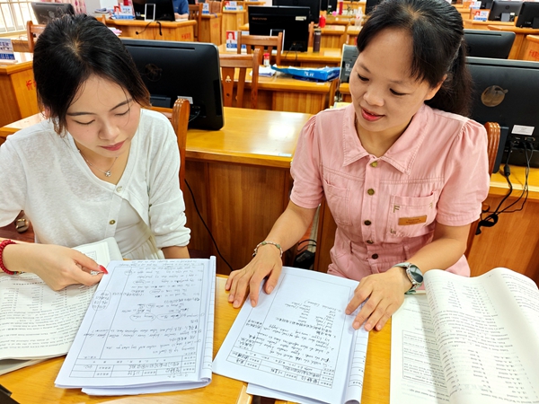 圖為丁潔麗老師（右）與結(jié)對(duì)的黎靜怡老師在討論教案