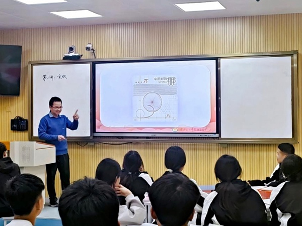 圖為蘇祥權(quán)與學(xué)生課堂的互動(dòng)