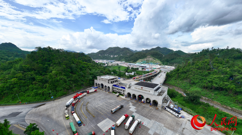 友誼關(guān)口岸出入境車輛往來不絕。人民網(wǎng) 雷琦竣攝