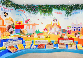 甜蜜聯(lián)結(jié)，這場水果產(chǎn)銷對接會激活跨境貿(mào)易新動能對接會以“水果自由在廣西·甜蜜飄香銷全球”為主題，安排了重點(diǎn)供應(yīng)商推介、廣西重點(diǎn)水果種植企業(yè)推介、重點(diǎn)采購商推介和產(chǎn)銷合作自由洽談等環(huán)節(jié)，現(xiàn)場設(shè)置東盟和廣西特色水果展位。