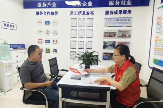 青秀區(qū)人大代表蘇應(yīng)蘭在就業(yè)服務(wù)站接待前來求職的居民群眾 