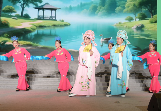 宜州彩調(diào)學(xué)會藝術(shù)團的彩調(diào)音樂劇《梁山伯與祝英臺·十八相送》。廣西民族大學(xué)供圖