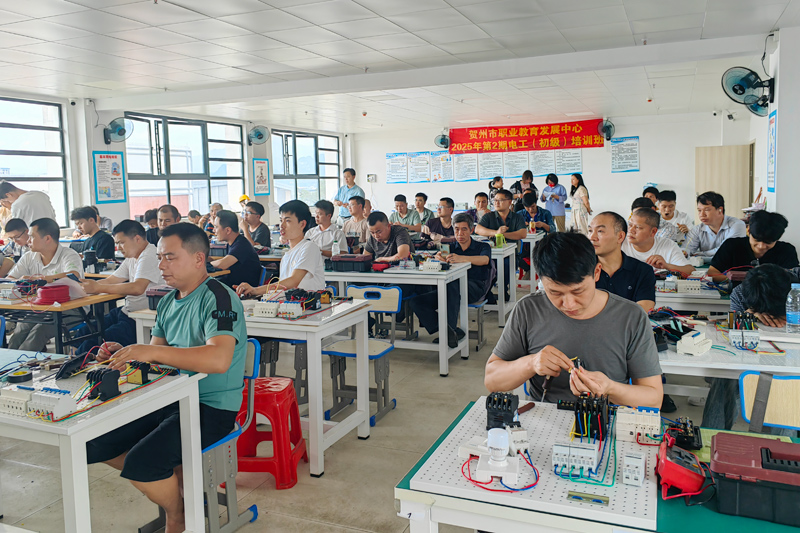 電工培訓(xùn)班學(xué)員在模擬電路實(shí)操。