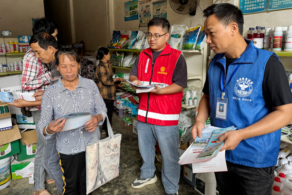 大新縣欖圩鄉(xiāng)“圩日普法” 助力法治政府建設(shè)為深入推進法治鄉(xiāng)村建設(shè)，助力崇左市創(chuàng)建全國法治政府示范市，創(chuàng)新普法宣傳形式，近日，廣西大新縣欖圩鄉(xiāng)創(chuàng)新開展“圩日普法”專項活動，通過流動宣傳、精準(zhǔn)普法、長效建設(shè)等舉措，讓法治宣傳更接地氣、更入民心，為鄉(xiāng)村振興注入法治動能?！驹敿?xì)】 