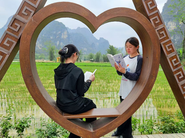 創(chuàng)新“稻田閱讀”模式 探索文旅融合新路徑近日，大新縣明仕村創(chuàng)新推出的“稻田閱讀”文旅融合項目引發(fā)廣泛關(guān)注。該項目巧妙結(jié)合當(dāng)?shù)靥厣r(nóng)耕文化與現(xiàn)代閱讀需求，讓游客在稻浪翻滾的田園間品讀經(jīng)典，開創(chuàng)了“自然生態(tài)+文化體驗”的新型文旅模式，給游客帶來“詩與遠(yuǎn)方”的獨特體驗?！驹敿?xì)】 