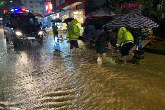 民警輔警對低洼路段設(shè)置安全警戒線。凌云縣公安局供圖