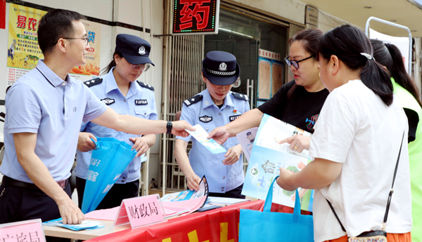 工作人員向過往群眾普及金融安全知識。