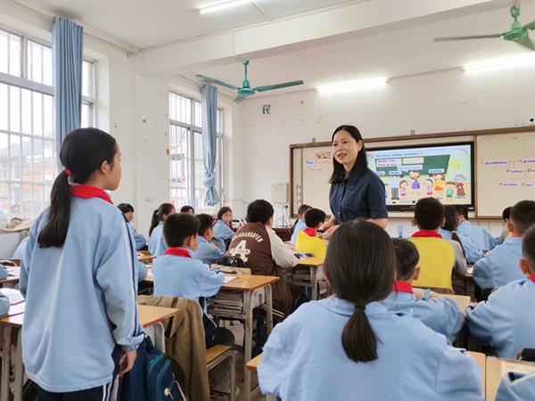 老師在課堂上與學(xué)生互動。